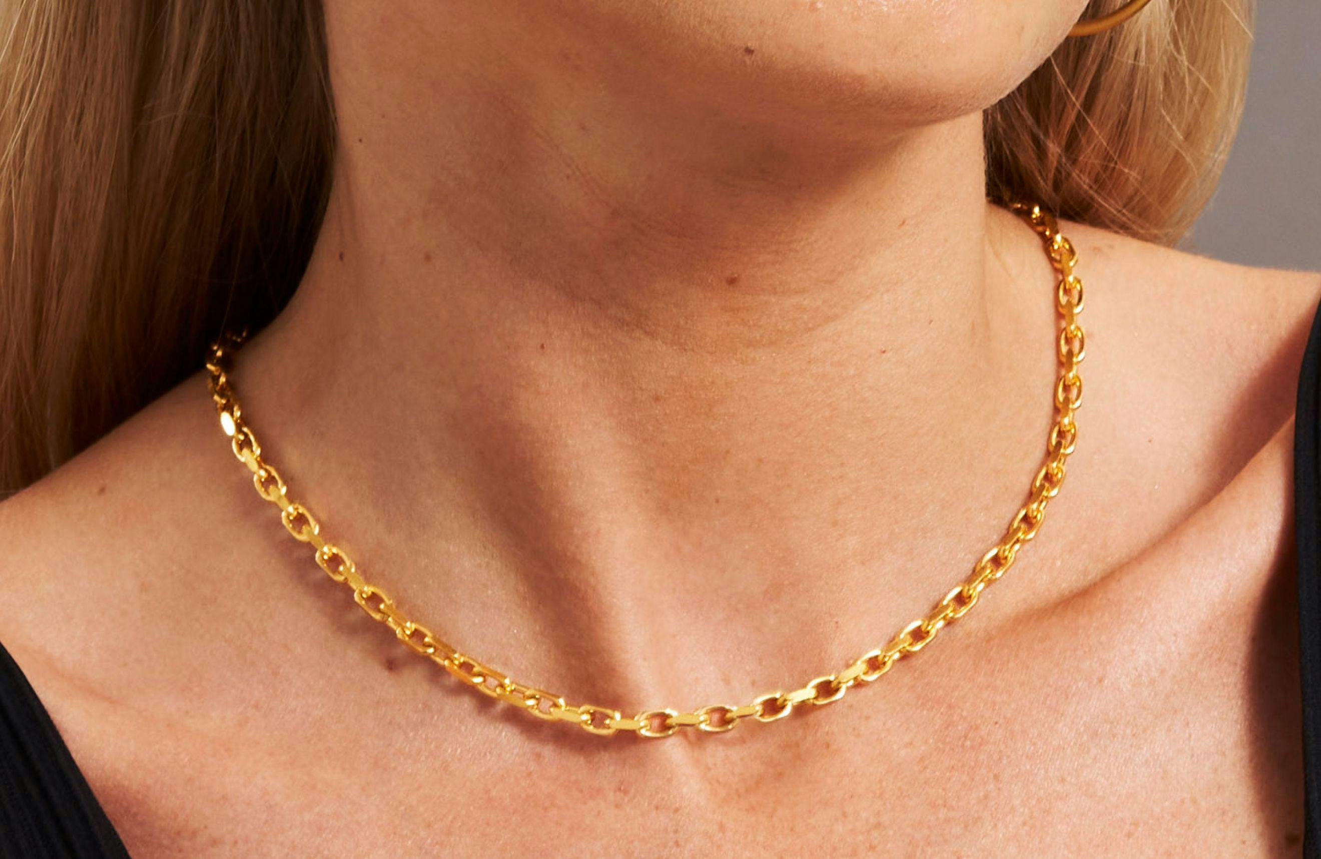 Model image - gold VIP Forte Chains Drop